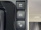 アドバンスト パーク付きです。カメラやソナーによって、周囲を監視しながら駐車を支援。障害物を検知した場合には警報を鳴らし、ブレーキ制御を行うことで接触回避を支援します。