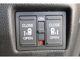 乗り降りラクラクな両側パワースライドドアが装備されてます。運転席からもリモート操作が可能です。外からはリモコンキーで開閉することができます。巻き込み防止機能もありますので安心です。