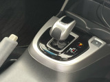 ★ハイブリッド専用セレクトレバー★シフトチェンジを電子信号で送信するセレクトレバーを採用してます!軽快でスマートな操作が楽しめます♪