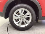 純正アルミホイールです。車にぴったりなデザインで、足元がおしゃれに♪また、スチールホイールに比べ軽いので、車の燃費も良くなりますよ!