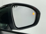 【後側方車両検知警報】後側方を走行する車両を検知すると、サイドミラー周辺のランプが点灯します。ウィンカーを操作すると、音とともにサイドミラー周辺のインジケーターが点滅し警告します。