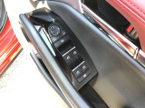 ドアミラー調整スイッチとパワーウィンドウスイッチを運転席ドアに集中させています