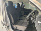 運転席、助手席です。シート地です。吸湿性のある素材をあしらい座面も広くゆったりと座れてきっと気に入っていただけると思います。