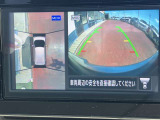 アラウンドビューモニターまるで車を真上から映したような映像で、前後左右の感覚が分かります♪車庫入れや駐車時に大活躍の機能です。