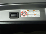 パワーバックドア装備!リヤゲートのスイッチを押すだけでバックドアが閉まります!運転席周りからも開閉の操作ができます♪