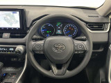 3本スポークステアリング!ステアリングスイッチ付!音量調整やメーター内インフォメーションの操作、全車速追従機能レーダークルーズコントロールの操作などが可能!