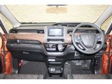 操作性に優れた運転席となります!小物入れや各ボタンの配置にこだわり、使いやすいです!座り心地もよく視認性も良好なのでロングドライブもお任せ下さい!