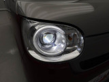 夜間ドライブの安心感を高めめるLEDヘッドランプは、丸目で愛嬌のあるデザインに。、またステアリング操作に応じてヘッドランプが可動して進行方向を照らすステアリング連動ヘッドランプです。