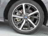 純正18インチアルミホイール。 タイヤサイズは225/45R18。納車時に弊社指定の新品タイヤ4本と交換いたします。