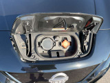 フロントエンドに充電ポートを備えています。(運転席側:急速充電用、助手席側:普通充電用)