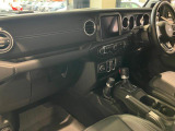 車両が揺れた時に掴まる手すりがございます。
