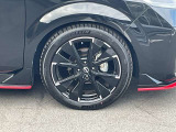 スタイリッシュな純正アルミホイールです。シャープなデザインが車両のデザインとマッチしています。