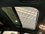 パノラミックスライディングルーフで明るい車内をお楽しみいただけます。UVカットで日差しの強い日も安心です。