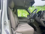 明るい色合いのシートが車内に開放感をもたらし、ゆったりと腰掛けやすい座席まわりです。前方や側方の窓から外を見渡しやすく、乗り降りの際も室内の様子を確認できます。