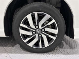 アルミホイールを装備、タイヤサイズは165/65R14です。