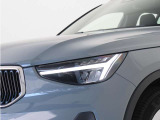 ひときわ印象的なT字型のLEDヘッドライトは、新世代のボルボを象徴するユニークなアイコンとなっています。LEDデイタイム・ランニング・ライトやポジションライト、ウインカーの役割も果たします。