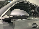 死角検知警告システムが装備されており、車線変更の際、死角に入る車両の検知、警告を行います。また、サイドミラー内部のインジケータが点灯し、危険の促しをしています。