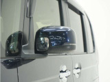 ◆ドアミラーウインカー◆ドアミラーにウインカーを装備しています。対向車に自身の進行方向を合図し安全に運転できます。