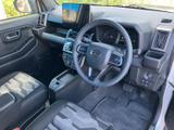 運転席まわりは前方を見渡しやすい視界で、シートや足元もすっきりとした印象です。操作部が手の届く範囲にまとまり、毎日の乗り降りにも使いやすい空間です。