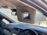 運転席には鏡付きのサンバイザーが付いていますので便利です。