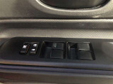 パワーウィンドウのスイッチです。 運転席にいながら助手席や後席の窓を開け閉めできるので、大変便利です。