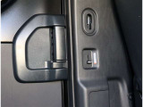自社工場を3拠点完備しております。重整備やカスタムを始め、ご購入後のお車のメンテナンスも弊社にお任せください。