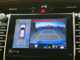 後方映像に加えて車両周辺の映像も画面に表示され、駐車時の周囲確認をサポートします。ガイドラインも見ながら、後退時の位置合わせや障害物の確認に活用できます。