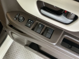 運転席のスイッチで全てのウィンドウの開閉操作を行うことができます。ロックボタンをONにしておくと、運転席以外のウィンドウは作動しないのでお子様を乗せているときなども安心ですね♪