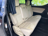 ゆったりとした幅のシートが並び、乗員それぞれがくつろぎやすい後席空間です。窓から外の様子を感じられ、足元にも余裕があり、移動中も落ち着いて過ごせます。
