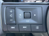 ハンドルから手を離さずにオーディオの操作ができるステアリングスイッチ付