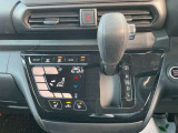 シフトレバーは簡単操作で運転もしやすくなっております!!
