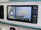 後方の見える安心をお届けするバックガイドモニター付:バックするときのアシストラインもあって楽々バック!車庫入れや縦列駐車をサポートし、苦手な駐車も安心です!今やもう手放せない装備ですネ♪