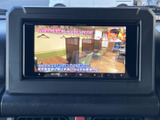停車中にテレビ番組を視聴でき、待ち時間を過ごす際にも活用できます。画面には番組映像が表示され、車内で映像を楽しみたい場面に便利な装備です。
