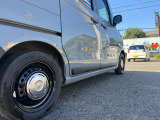 衝突被害軽減ブレーキ搭載。 自動車や歩行者などを検知して、ブレーキ操作がなく追突や衝突が避けられないとシステムが判断した場合に、被害を軽減するために自動的にブレーキが作動します。