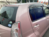 外から車内が見えにくいプライバシーガラスです