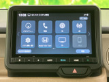 ナビゲーションや電話、ラジオ、テレビなどのメニューが画面に整理され、目的の機能を選びやすい構成です。音量調整などのボタンも下部にまとまり、日々の移動を便利にサポートします。