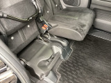 後席の座面をはねあげると、後席のあったスペースがそのまま高さのある荷室空間に!背の高い荷物も横にせずそのまま積み込めます。もちろん左右片方だけのアレンジも可能です。