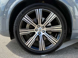 8マルチスポーク 9.0J&times;21インチ ダイヤモンドカット/ブラック 275/40R21サイズのミシュランを装着。