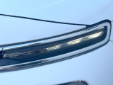 ●LEDヘッドライト:夜間走行時も良好な視界を確保し安心して運転できる高輝度LEDヘッドライトを装備!点灯速度が早く、消費電力も抑えられています。