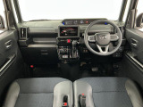 【インパネ】運転のしやすさを最優先に設計された見晴らしの良いフロントビュー。車両間隔が掴みやすく狭い道でも安心♪「安全」と「品質」を最優先に、安心してお乗りいただけるクルマを提供いたします。