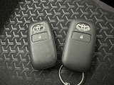 スマートキーをポケットやバッグに携帯していれば、キーを取り出すことなくドアハンドルを握り解錠、ドアハンドルのセンサーに触れるだけで施錠できます。