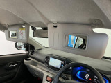 【サンバイザー】車内で身だしなみを整えるためのバニティミラーがセット。お化粧直しや髪型のチェックに活用できます。