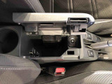 センターアームレスト付きで運転中も腕が楽々!