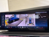 リヤ・ビュー・カメラ(予想進路表示機能付):車両後方の障害物や歩行者をコントロール・ディスプレイに表示。予想進路表示機能により、目標とする駐車スペースに十分な広さがあるか確認することができます。