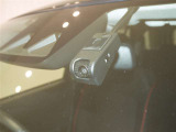 【ドラレコ前】今では車の必需品です。運転中の映像や音声を記録して残します。事故などが起きた場合の証拠になるので、もしもの時に役立ちます。