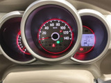 速度や回転数など、運転に必要な情報を視認性に優れたデザインで表示します。運転に集中できる、安心の環境を提供します。