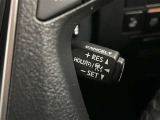 クルーズコントロール機能が付いています。 速度を設定するとアクセルを踏まなくても一定の速度で走ることができます。  高速道路ではとても便利な装置なんです。