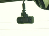 ◆リアにもドライブレコーダーを装備しております◆映像・音声などを記録する自動車用の装置です。もしもの事故の際の記録はもちろん、旅行の際の思い出としてドライブの映像を楽しむことができます。