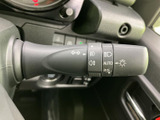 レバーには操作内容を示す表示がまとまり、必要な設定を目で確認しやすい配置です。ハンドルから手を大きく離さず扱えるため、周囲の状況を見ながら操作しやすく、日々の運転を支えます。