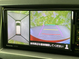 後方映像に加えて車両周辺の表示も確認でき、駐車時の位置合わせをサポートします。画面上のガイド表示を目安にできるので、駐車スペースへ入れる際に便利です。